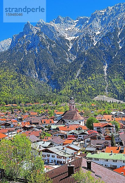 Ortsansicht vor Karwendelgebirge mit Viererspitze  Mittenwald  Werdenfelser Land  Oberbayern  Bayern  Deutschland  Europa