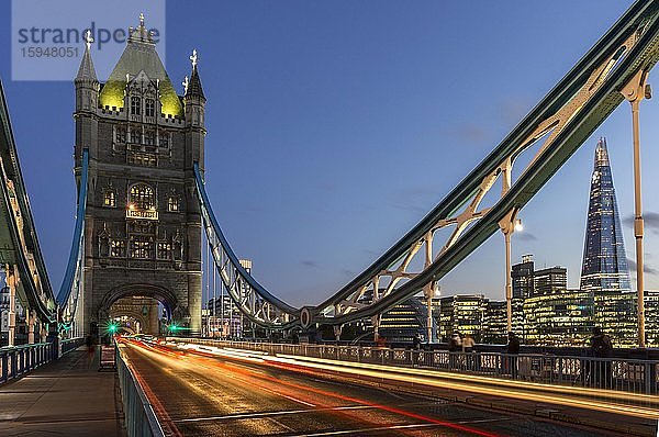 Tower Bridge am Abend  Lichtspuren von vorbeifahrenden Autos  London  England  Großbritannien  Europa