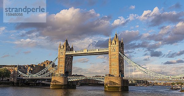 Tower Bridge über die Themse  London  England  Großbritannien  Europa