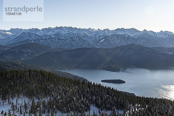 Blick vom Jochberg auf den Walchensee im Winter mit Schnee  Alpen  Oberbayern  Bayern  Deutschland  Europa