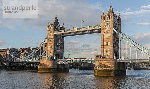 Tower Bridge über die Themse  London  England  Großbritannien  Europa