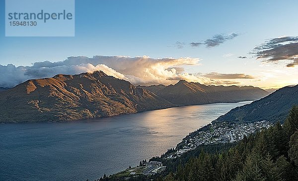 Ausblick auf Lake Wakatipu bei Sonnenuntergang  Ben Lomond Scenic Reserve  Otago  Südinsel  Neuseeland  Ozeanien