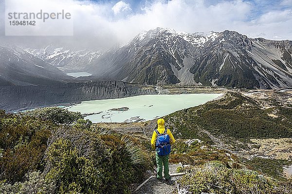 Wanderer auf Wanderweg  Ausblick in das Hooker Valley vom Sealy Tarns Track  Gletscherseen Mueller Lake und Hooker Lake  Mount Cook Nationalpark  Canterbury  Südinsel  Neuseeland  Ozeanien