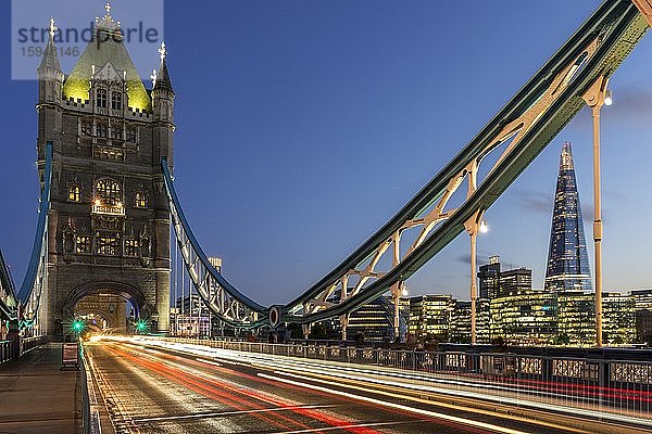 Tower Bridge am Abend  Lichtspuren von vorbeifahrenden Autos  London  England  Großbritannien  Europa