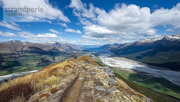 Wanderer auf dem Berggipfel von Mount Alfred  Ausblick auf Lake Wakatipu und Berglandschaft  Glenorchy bei Queenstown  Südliche Alpen  Otago  Südinsel  Neuseeland  Ozeanien