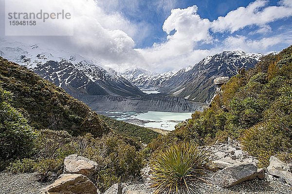 Ausblick in das Hooker Valley mit Mount Cook vom Sealy Tarns Track  Gletscherseen Mueller Lake und Hooker Lake  Mount Cook Nationalpark  Canterbury  Südinsel  Neuseeland  Ozeanien