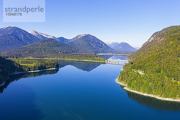 Sylvensteinsee mit Faller-Klamm-Brücke  Karwendel-Gebirge  bei Lenggries  Isarwinkel  Drohnenaufnahme  Oberbayern  Bayern  Deutschland  Europa