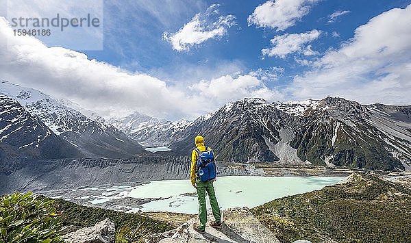 Wanderer steht auf Felsen  Ausblick in das Hooker Valley vom Sealy Tarns Track  Gletscherseen Mueller Lake und Hooker Lake  Mount Cook Nationalpark  Canterbury  Südinsel  Neuseeland  Ozeanien