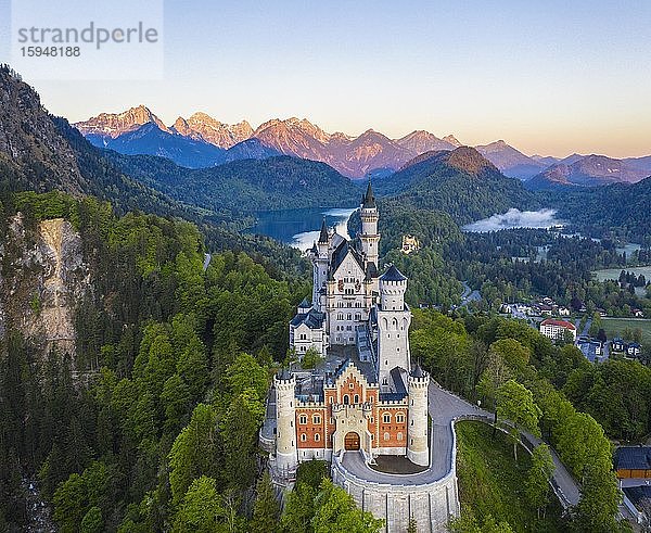 Schloss Neuschwanstein  Tannheimer Berge im Morgenlicht  Schloss Hohenschwangau  Alpsee  bei Schwangau  Drohnenaufnahme  Ostallgäu  Allgäu  Schwaben  Bayern  Deutschland  Europa