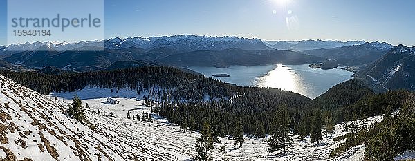 Panorama  Blick vom Jochberg auf die Jocheralm und Walchensee im Winter mit Schnee  Alpenvorland  Oberbayern  Bayern  Deutschland  Europa