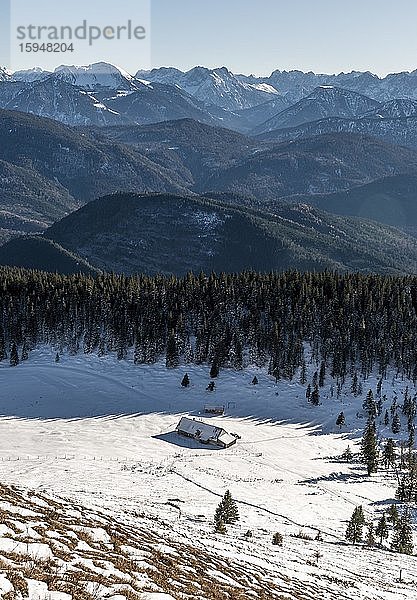 Blick vom Jochberg auf die Jocheralm im Winter mit Schnee  Alpenvorland  Oberbayern  Bayern  Deutschland  Europa