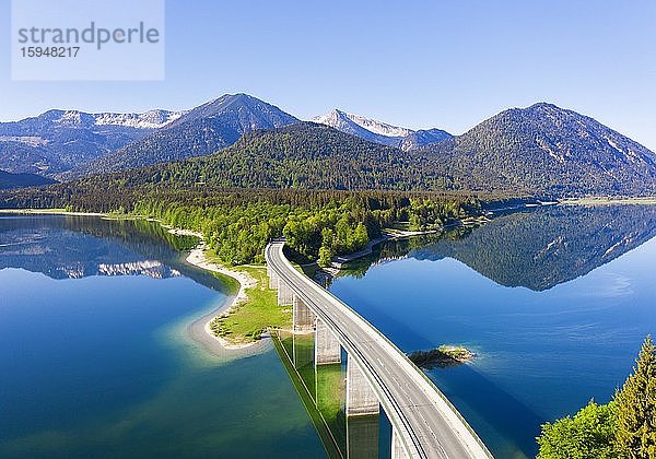Panorama vom Sylvensteinsee  Faller-Klamm-Brücke  Karwendel-Gebirge  bei Lenggries  Isarwinkel  Drohnenaufnahme  Oberbayern  Bayern  Deutschland  Europa