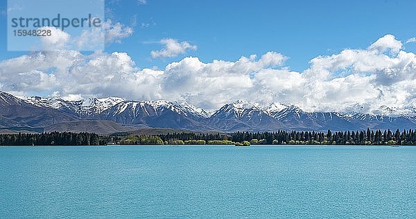 Panorama  türkises Wasser  Lake Pukaki  Gebirgskette Ben Ohau Range mit Schnee  Canterbury  Südinsel  Neuseeland  Ozeanien