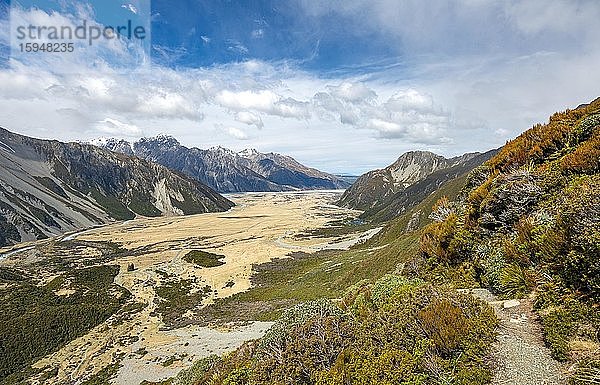 Ausblick in das Hooker Valley vom Sealy Tarns Track  Mount Cook Nationalpark  Canterbury  Südinsel  Neuseeland  Ozeanien