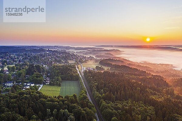 Ortschaften Walchstadt und Icking  Nebel über Isartal bei Sonnenaufgang  Tölzer Land  Drohnenaufnahme  Oberbayern  Bayern  Deutschland  Europa