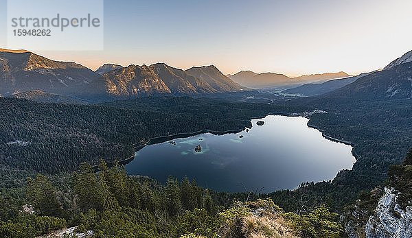 Eibsee und Zugspitzmassiv mit Zugspitze  Sonnenaufgang  Wettersteingebirge  bei Grainau  Oberbayern  Bayern  Deutschland  Europa