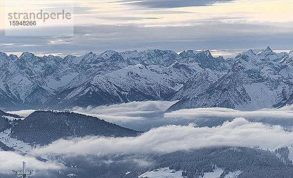 Blick auf schneebedeckte Berge vom Gipfel der Hohen Salve  Hochnebel im Tal Hochbrixen  Brixen im Thale  Tirol  Österreich  Europa