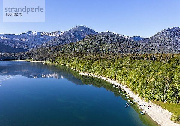 Ruderboote am Seeufer  Sylvensteinsee  Karwendel  bei Lenggries  Isarwinkel  Drohnenaufnahme  Oberbayern  Bayern  Deutschland  Europa