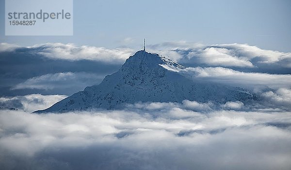 Blick auf schneebedecktes Kitzbühler Horn zwischen Wolken  Hochbrixen  Brixen im Thale  Tirol  Österreich  Europa