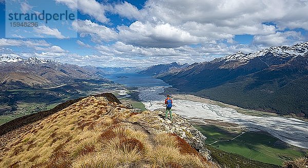 Wanderer auf dem Berggipfel von Mount Alfred  Ausblick auf Lake Wakatipu und Berglandschaft  Glenorchy bei Queenstown  Südliche Alpen  Otago  Südinsel  Neuseeland  Ozeanien