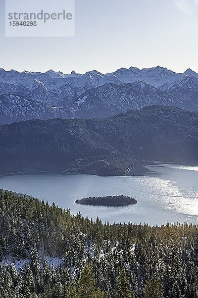 Blick vom Jochberg auf den Walchensee im Winter mit Schnee  Alpen  Oberbayern  Bayern  Deutschland  Europa