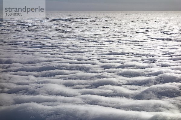 Geschlossene Wolkendecke  über den Wolken  aus Flugzeug betrachtet  Deutschland  Europa