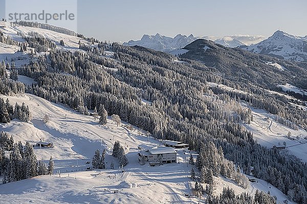 Blick auf Bergstation der Gondelbahn Brixen im Thale im Winter  Skiwelt Wilder Kaiser Brixenthal  Hochbrixen  Brixen im Thale  Tirol  Österreich  Europa