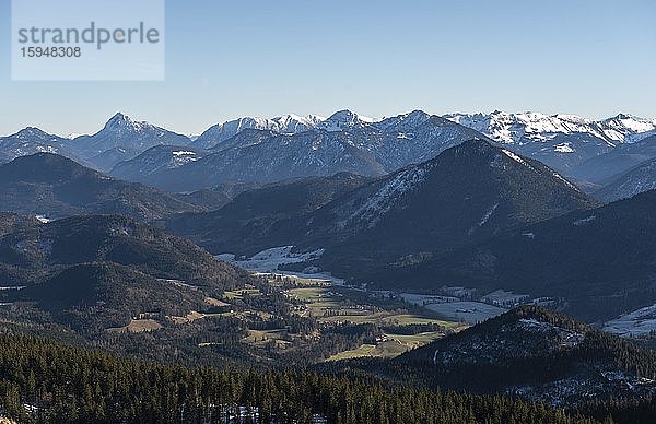 Blick vom Jochberg auf die Jachenau  Alpen  Oberbayern  Bayern  Deutschland  Europa