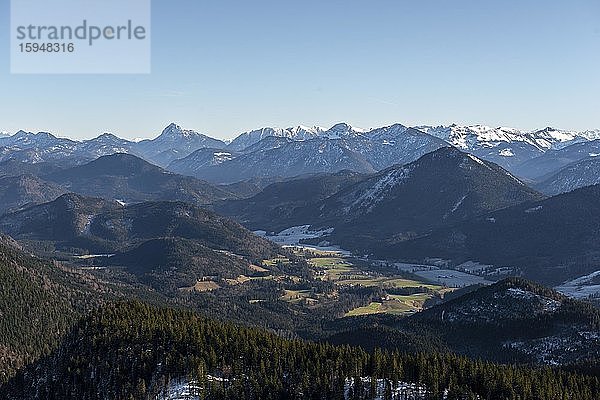 Blick vom Jochberg auf die Jachenau  Alpen  Oberbayern  Bayern  Deutschland  Europa