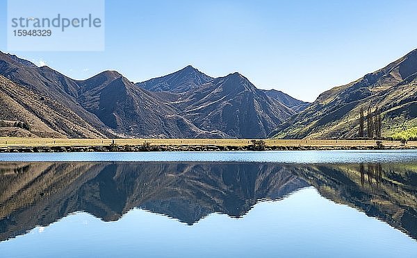 Berge spiegeln sich im See  Moke Lake bei Queenstown  Otago  Südinsel  Neuseeland  Ozeanien
