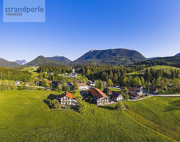 Dorf Jachenau  hinten Berggipfel Jochberg und Hirschhörnlkopf  Isarwinkel  Drohnenaufnahme  Oberbayern  Bayern  Deutschland  Europa