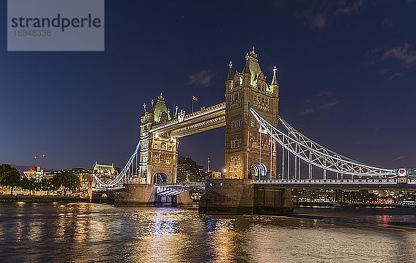Beleuchtete Tower Bridge am Abend  London  England  Großbritannien  Europa