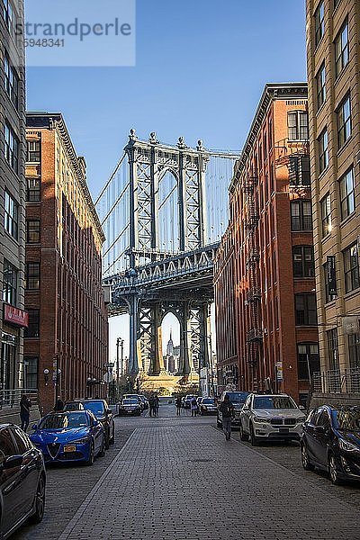 Blick von Main Street to Manhattan Bridge and Empire State Building  Dumbo  Brooklyn  New York  USA  Nordamerika
