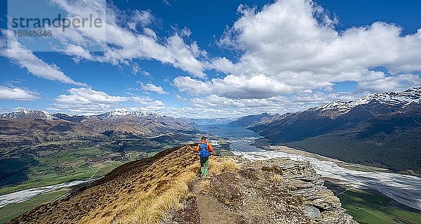 Wanderer auf dem Berggipfel von Mount Alfred  Ausblick auf Lake Wakatipu und Berglandschaft  Glenorchy bei Queenstown  Südliche Alpen  Otago  Südinsel  Neuseeland  Ozeanien