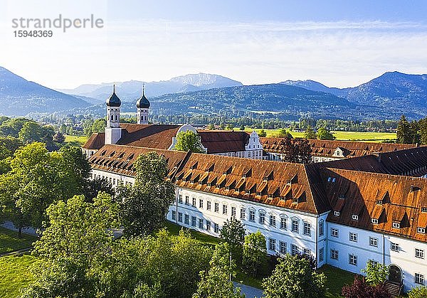 Kloster Benediktbeuern  Tölzer Land  Drohnenaufnahme  Oberbayern  Bayern  Deutschland  Europa