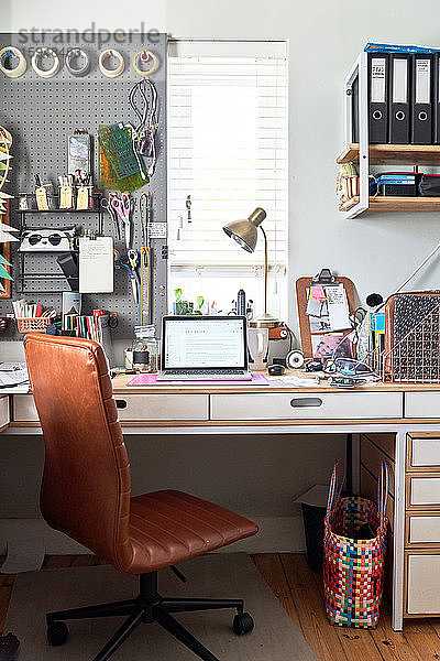Laptop auf dem Schreibtisch im kreativen Home-Office