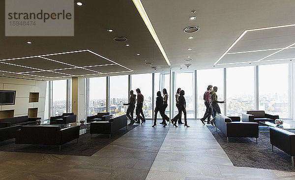 Geschäftsleute gehen in der modernen Büro-Lobby