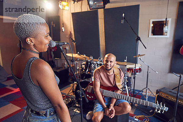 Lächelnde Musiker beim Üben im Aufnahmestudio