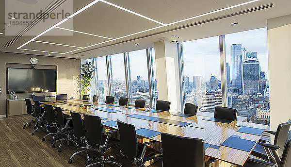 Langer moderner Konferenzraumtisch mit Blick auf die Stadt