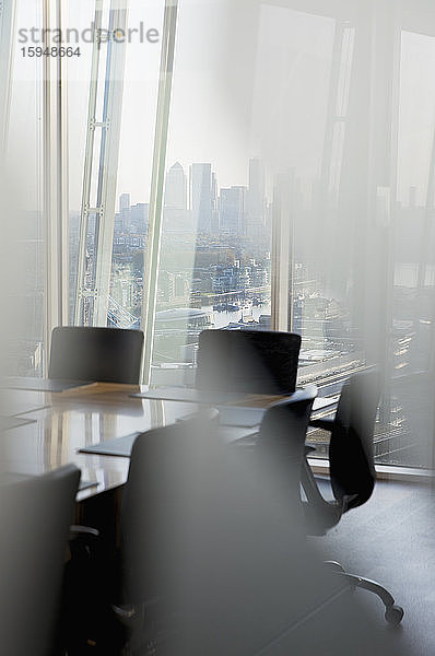 Konferenzraum mit Blick auf das Stadtbild