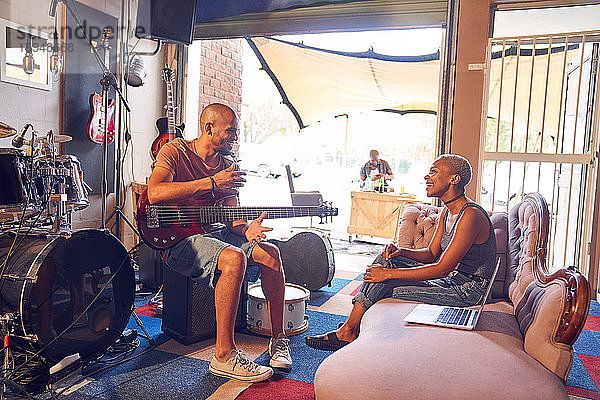 Musiker beim Sprechen und Üben im Garagen-Aufnahmestudio