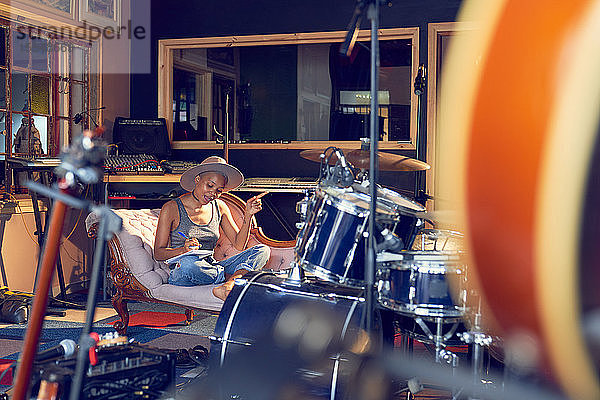 Liederschreiben von Musikerinnen im Aufnahmestudio