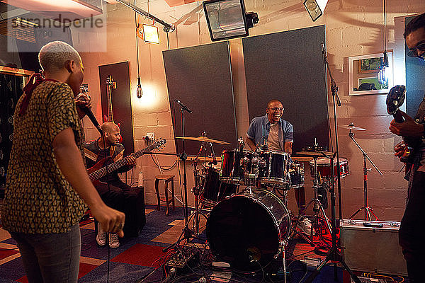 Musiker üben im Aufnahmestudio
