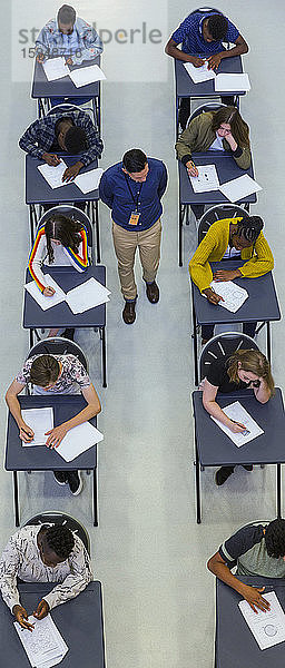 Blick von oben auf den Gymnasiallehrer  der die Schüler bei der Prüfung beaufsichtigt