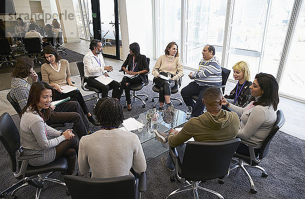 Geschäftsleute sprechen im Kreis in Konferenzraumbesprechung
