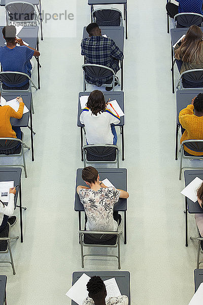 Blick von oben auf High-School-Schüler  die an Schreibtischen im Klassenzimmer Prüfungen ablegen