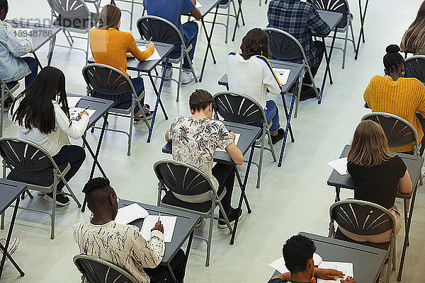 Gymnasiasten  die an Tischen Prüfungen ablegen