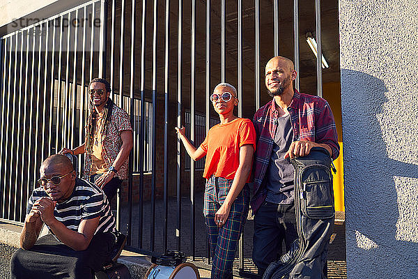 Porträt selbstbewusster Musiker vor dem sonnigen Parkhaus