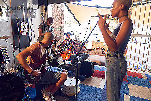 Musiker üben im Garagen-Aufnahmestudio