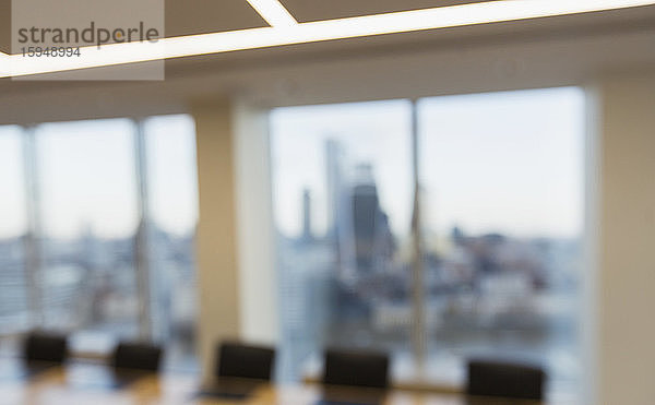 Konferenzraum mit Blick auf die Stadt